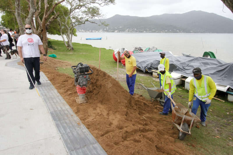 Obras s&atilde;o retomadas com fiscaliza&ccedil;&atilde;o mais efetiva avenida das Rendeiras em Florian&oacute;polis – Foto: Leo Munhoz/ND