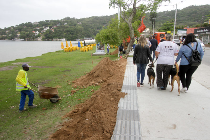 Obra de acessibilidade na Avenida das Rendeiras, em Florian&oacute;polis, &eacute; questionada pelo MPSC – Foto: Leo Munhoz/ND