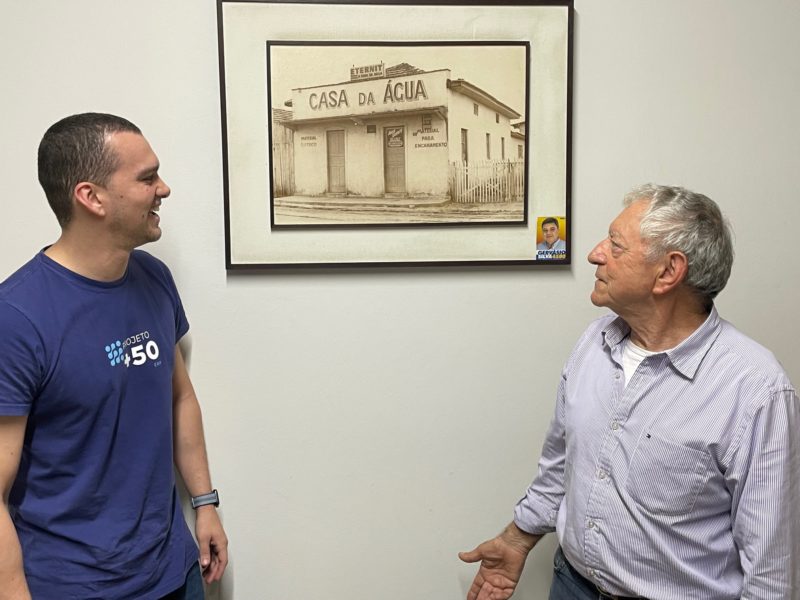 Jos&eacute; Nitro Neto (esquerda) e o av&ocirc; lembrando a pequena loja onde tudo come&ccedil;ou. – Foto: Moacir Pereira