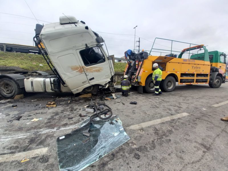 BR-101, em Palho&ccedil;a, segue interditada ap&oacute;s nove horas de acidente – Foto: Andr&eacute; Vieiro/NDTV