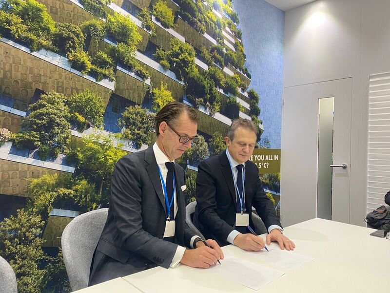 CEO Global da JBS, Gilberto Tomazoni (à direita), e o Co-CEO da Royal DSM, Dimitri de Vreeze (à esquerda), na assinatura do acordo durante a COP 26 &#8211; Foto: Divulgação/JBS