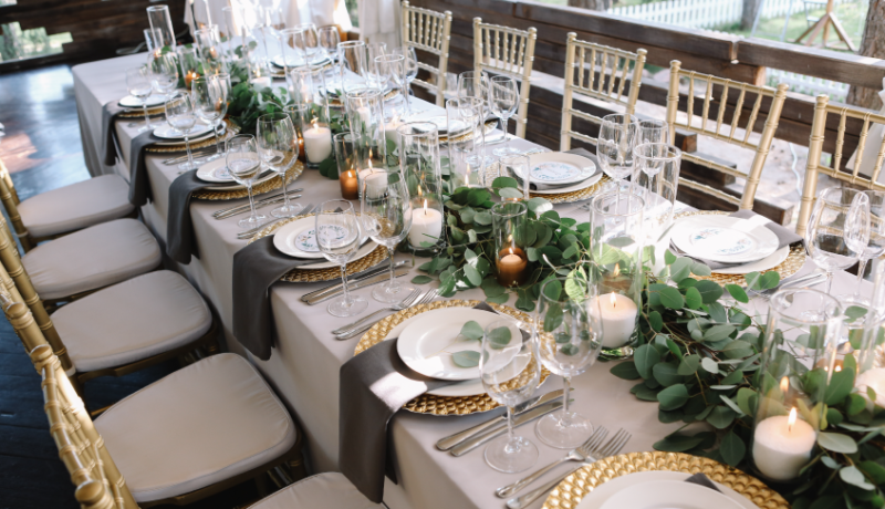 Veja esta decoração de mesa elegante com as cadeiras e sousplats em dourado &#8211; Foto: Divulgação