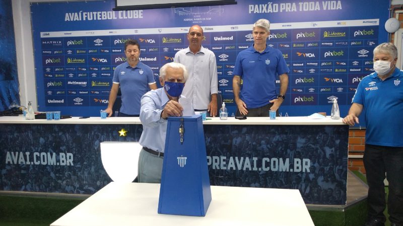 Ex-presidente Nereu do Vale Pereira, aos 93 anos de idade, foi o primeiro a votar. Aplausos e emoção na Ressacada &#8211; Foto: Alceu Atherino/Avaí FC