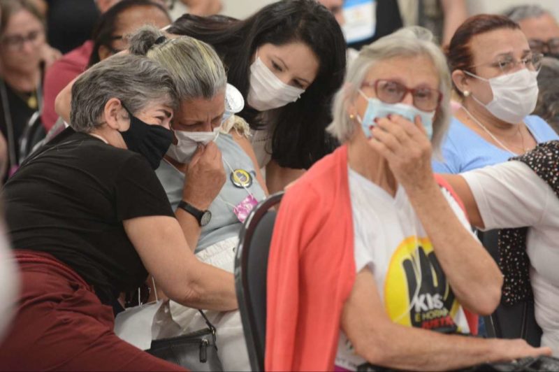 Familiares se emocionam no depoimento do sobrevivente Delvani Rosso — Foto: Ricardo Giusti/Correio do Povo/ND