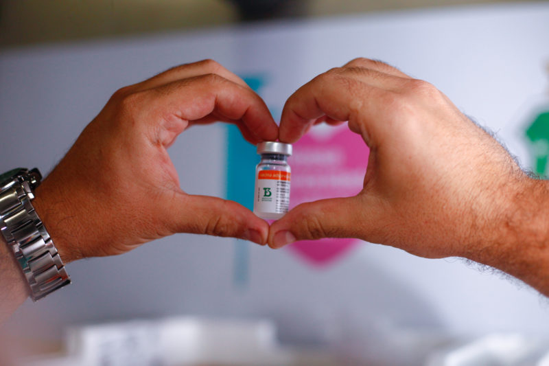 Brasil se prepara para elabora&ccedil;&atilde;o do primeiro imunizante totalmente brasileiro – Foto: Tiago Stille/Governo do Cear&aacute;/Divulga&ccedil;&atilde;o/ND