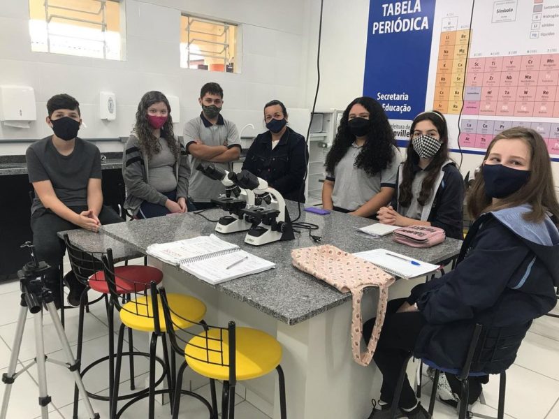 Alunos da EM Nelson de Miranda Coutinho entrevistam a diretora da escola, Marta Bonardi. Da esquerda para direita: Gustavo Salustiano, Geovana Paes, Vitor Borboleta, Marta Bonardi, Jeni Bonfim, Bia Joseli e Duda Levandowski – Foto: Instagram/Reprodução/its Teens