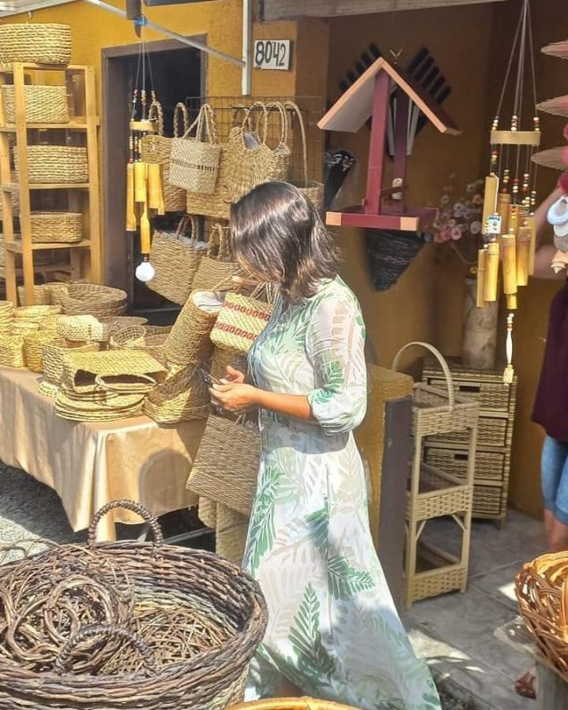 Ap&oacute;s usar um acess&oacute;rio feita pela artes&atilde;, Michelle Bolsonaro conheceu a loja da Maristela em S&atilde;o Francisco do Sul – Foto: Reprodu&ccedil;&atilde;o internet