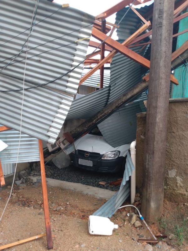 &Aacute;rvores tamb&eacute;m ca&iacute;ram sobre carros na regi&atilde;o de Timb&oacute; – Foto: Divulga&ccedil;&atilde;o/ Prefeitura de Timb&oacute;/ ND