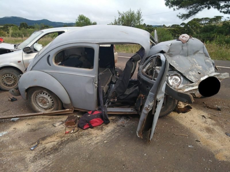 Passageiro de fusca envolvido em acidente morreu no local – Foto: PMRv/Divulga&ccedil;&atilde;o/ND