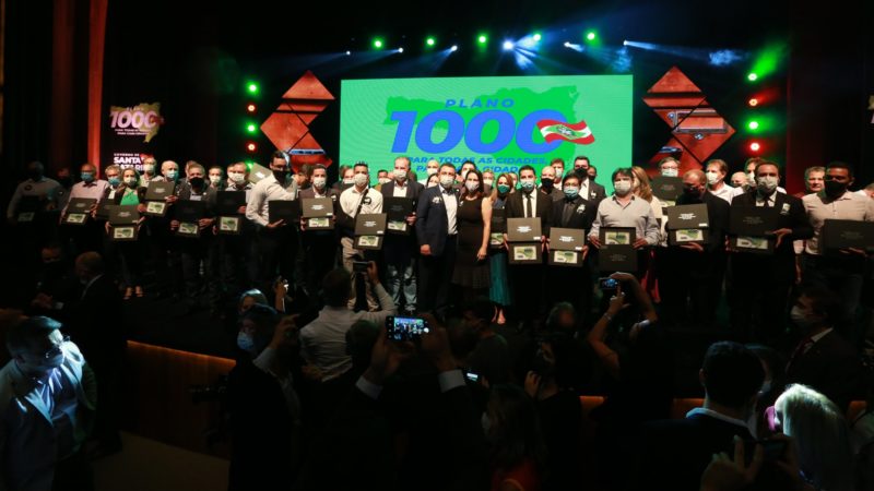 Prefeitos recebem “gavetas” s&iacute;mbolo do Plano 1000 – Foto: Peterson Paul e Julio Cavalheiro/Divulga&ccedil;&atilde;o/ND