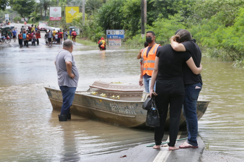 Corpo em caixão precisa ser transportado em barco em Ilhéus, na Bahia &#8211; Foto: Camila Souza/Divulgação/ND
