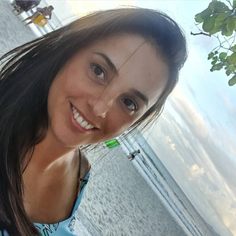 Roberta tinha 35 anos e se submeteu a tr&ecirc;s cirurgias pl&aacute;sticas, mas n&atilde;o resistiu e acabou morrendo dias depois – Foto: Reprodu&ccedil;&atilde;o/Internet