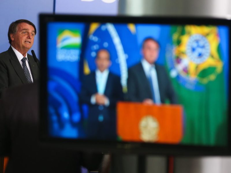 O presidente Jair Bolsonaro participa da assinatura de termos de autorização de uso de radiofrequências pelas empresas vencedoras das faixas do leilão do 5G, no Palácio do Planalto; presidente brasileiro foi internacionalmente reconhecido – Foto: Valter Campanato/Agência Brasil/ND