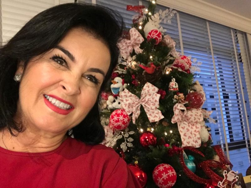 Cláudia Couto não esconde sua alegria na hora de decorar para o Natal &#8211; Foto: Arquivo Pessoal