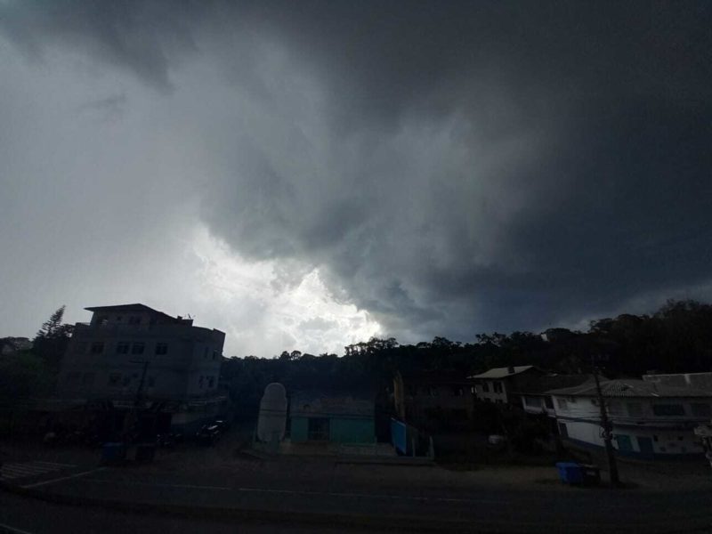 Vale do Itajaí tem alerta para ocorrências relacionadas a temporais