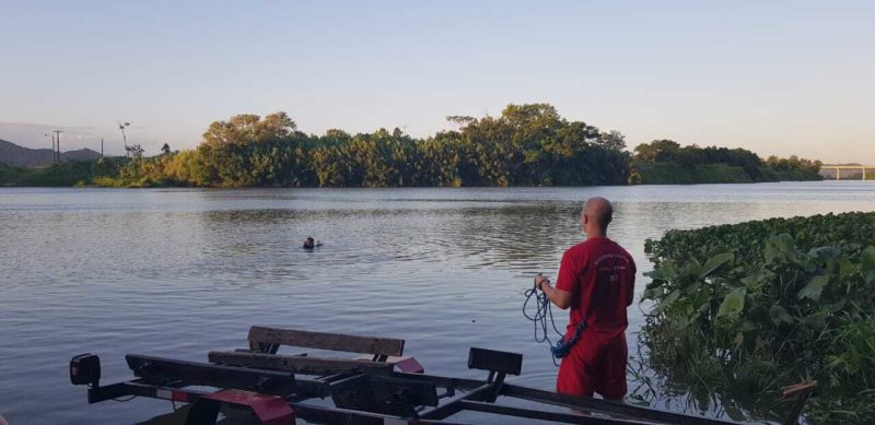 Adolescente desapareceu no Rio Itaja&iacute; A&ccedil;u, em Ilhota, na tarde de quinta-feira (23) ap&oacute;s mergulhar com amigos – Foto: Corpo de Bombeiros