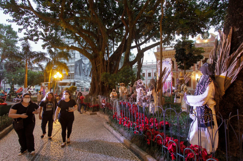 Pres&eacute;pio em tamanho real faz parte da decora&ccedil;&atilde;o natalina na pra&ccedil;a 15 de Novembro – Foto: Leo Munhoz/ND