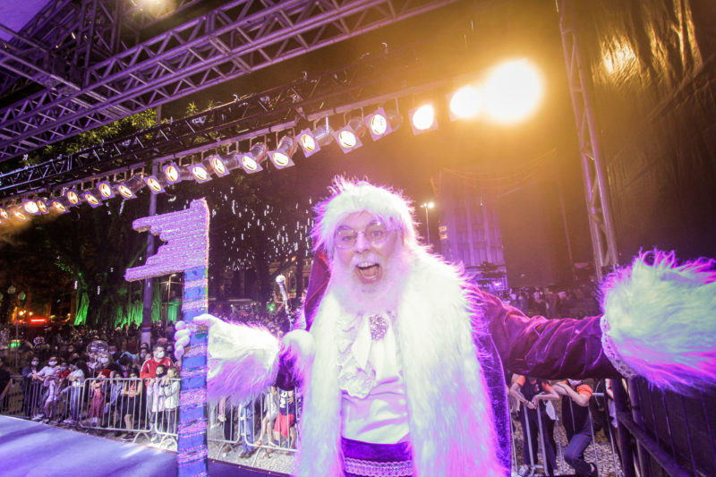 Papai Noel recebeu a “chave” da cidade das m&atilde;os do prefeito Gean Loureiro – Foto: Leo Munhoz/ND