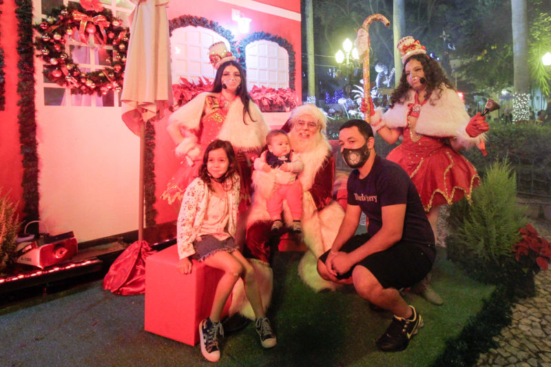 Kleber Augusto levou os filhos para visitar o Papai Noel – Foto: Leo Munhoz/ND