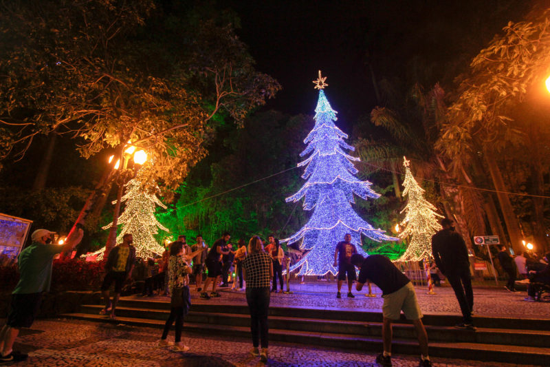 Muita gente fez quest&atilde;o de registrar a decora&ccedil;&atilde;o natalina na pra&ccedil;a 15 de Novembro – Foto: Leo Munhoz/ND