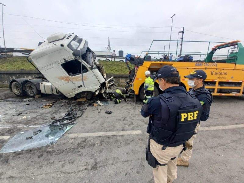 Acidente que matou duas pessoas deixa BR-101, em Palho&ccedil;a, interditada nesta quinta-feira (16) – Foto: Andr&eacute; Vieiro/NDTV