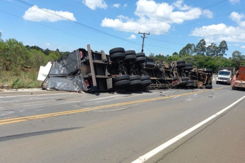 O motorista do caminh&atilde;o ficou ferido – Foto: Corpo de Bombeiros Militar / Divulga&ccedil;&atilde;o / ND