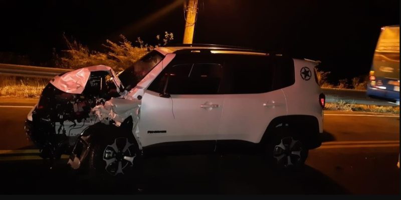 Motorista que estava dentro do Jeep Renegade sobreviveu sem ferimentos graves – Foto: PMRv/Divulga&ccedil;&atilde;o/ND