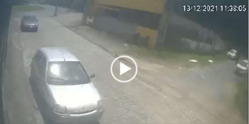 Carro de autoescola atinge ve&iacute;culo estacionado em Blumenau – Foto: Reprodu&ccedil;&atilde;o/Internet/ND