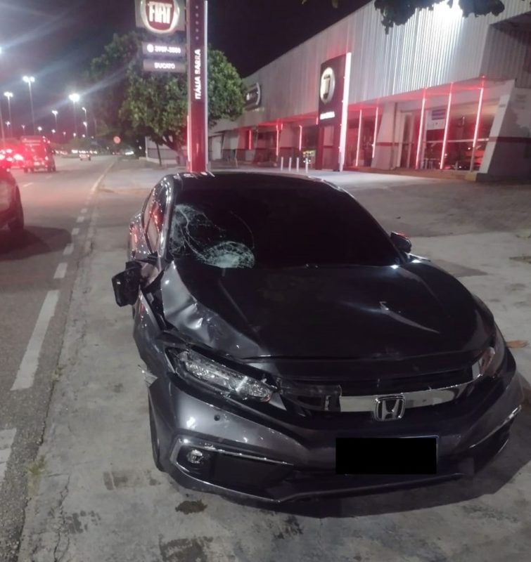 Carro do jogador ficou parcialmente destru&iacute;do ap&oacute;s o acidente que causou a morte de um ciclista – Foto: Reprodu&ccedil;&atilde;o/Internet