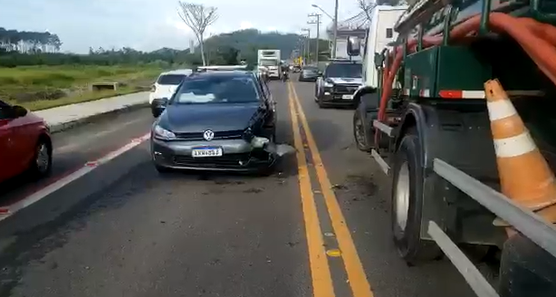 Carro sofreu danos na batida – Foto: GMF/Divulga&ccedil;&atilde;o/ND