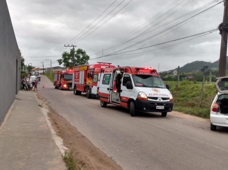 Acidente provoca o atropelamento de duas crianças e batida em poste &#8211; Foto: Divulgação/Corpo de Bombeiros/ND