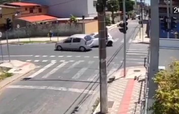 Motorista apressado fura sinal vermelho e provoca acidente em Itaja&iacute; – Foto: C&acirc;mera de seguran&ccedil;a/Reprodu&ccedil;&atilde;o