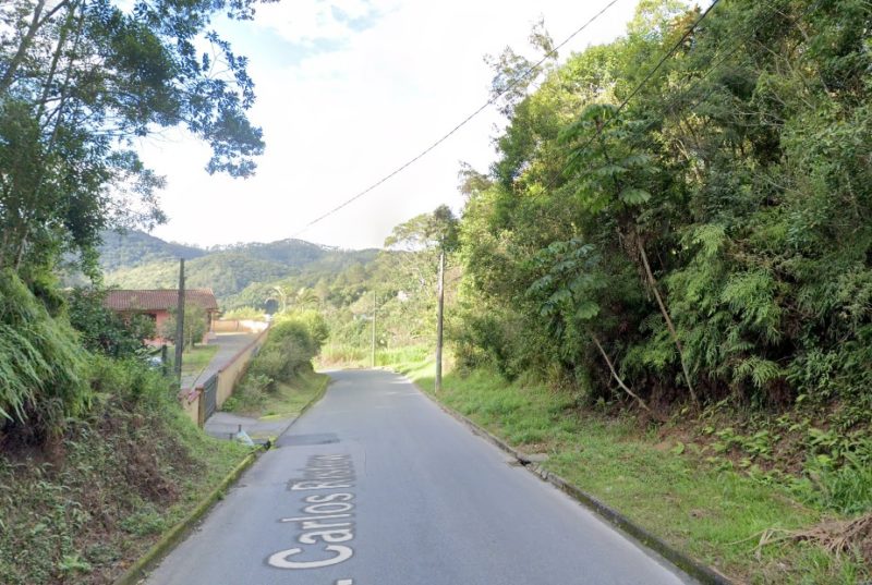 Duas pessoas morreram ap&oacute;s cair de moto em um barranco de mais de 8 metros em Brusque – Foto: Reprodu&ccedil;&atilde;o/Google Maps/ND