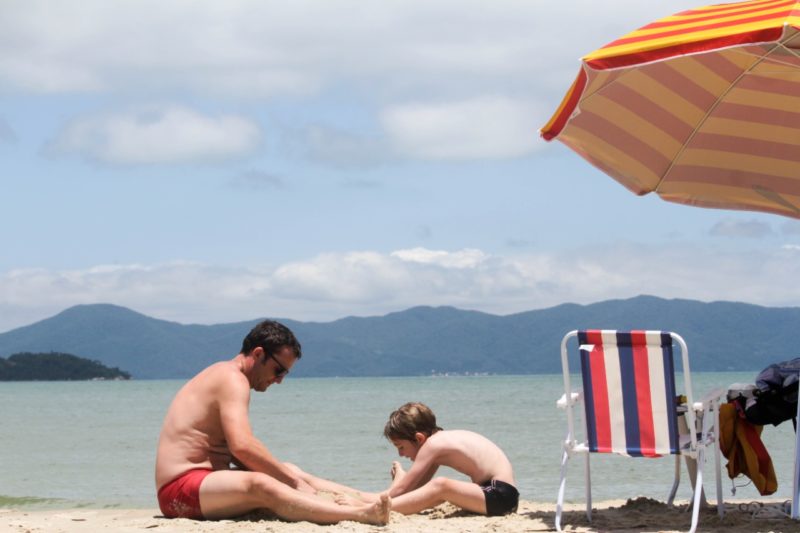 Pai e filho na praia de Ponta das Canas