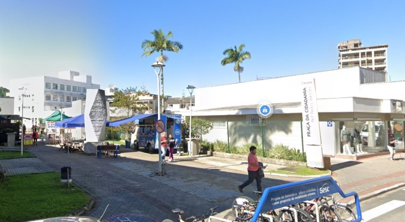 Casal briga e homem agride mulher com lata de lixo em pra&ccedil;a p&uacute;blica – Foto: Reprodu&ccedil;&atilde;o/Google Maps/ND