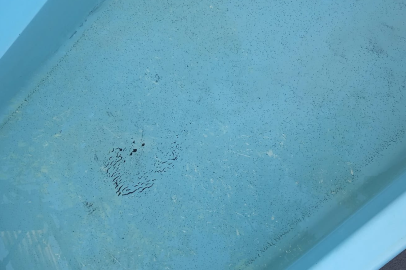 A &aacute;gua filtrada com o uso de uma m&aacute;scara ainda ficou com res&iacute;duos – Foto: Arquivo pessoal