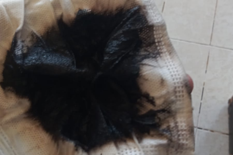 Morador usou uma m&aacute;scara para filtrar a &aacute;gua e se surpreendeu com o resultado – Foto: Arquivo Pessoal/ND