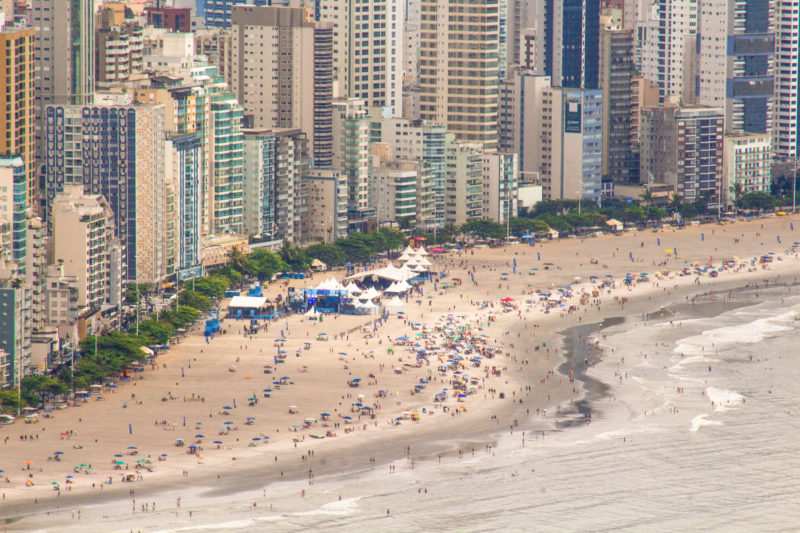 Inauguração do alargamento da Praia Central em Balneário Camboriú e abertura do verão reuniu moradores e turistas na praia neste sábado (4) &#8211; Foto: Bruno Golembiewski/ND