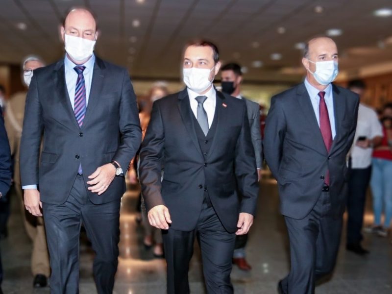 Carlos Mois&eacute;s entre Mauro de Nadal, do MDB, e Z&eacute; Milton, do PP, em fevereiro de 2021 – Foto: Mauricio Vieira/Divulga&ccedil;&atilde;o/ND