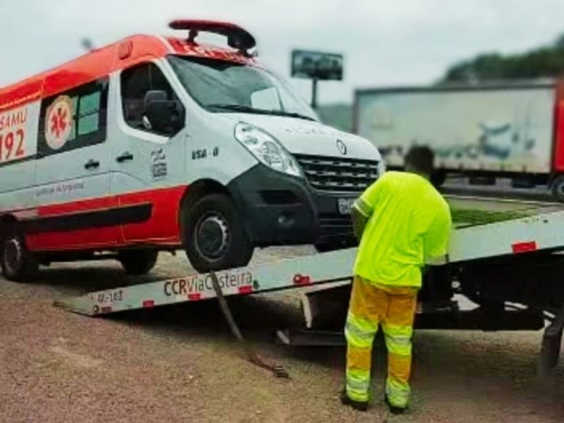 Viatura do Samu sendo guinchada; servi&ccedil;o apresenta sucateamento em v&aacute;rias frentes – Foto: Reprodu&ccedil;&atilde;o/ND