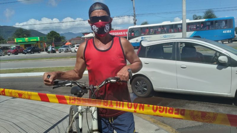 Morador do Campeche, Alvarino est&aacute; revoltado com a intensa fuma&ccedil;a – Foto: N&iacute;colas Hor&aacute;cio/ND