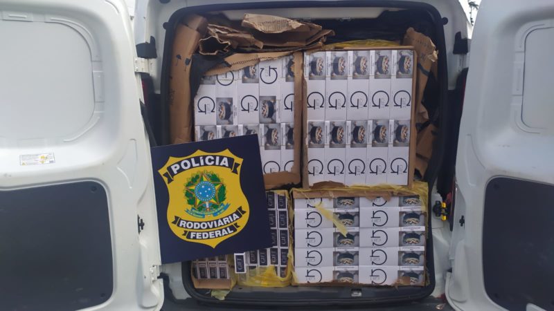 Após acidente, Polícia Rodoviária apreende carga de cigarros contrabandeados &#8211; Foto: PRF/Divulgação/ND