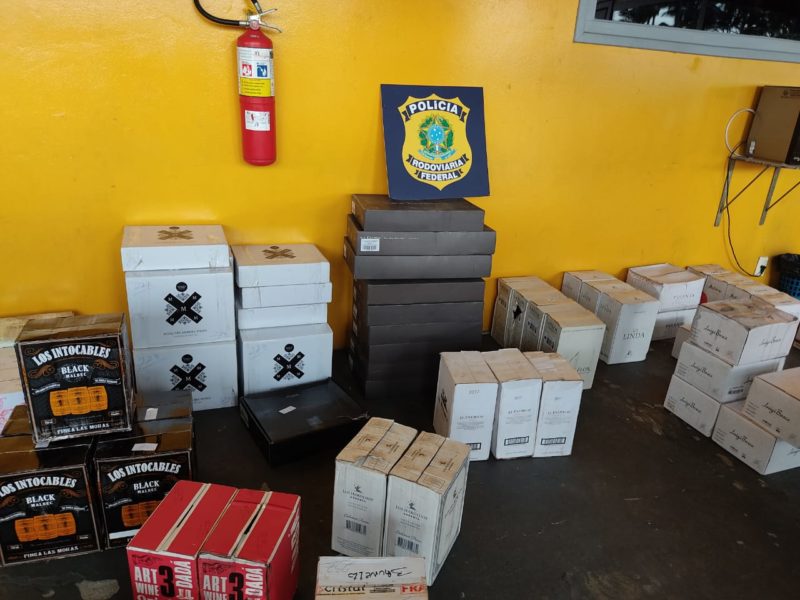 Carro com placas de Chapecó transportava vinhos argentinos importados ilegalmente – Foto: PRF/Divulgação/ND
