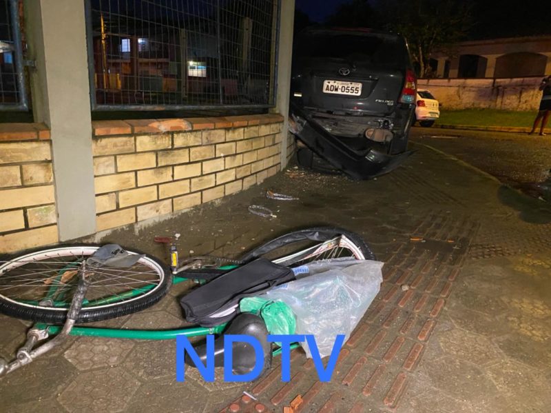 O motorista descia a rua quando perdeu o controle do carro e rodou até atingir o ciclista – Foto: Ricardo Alves
