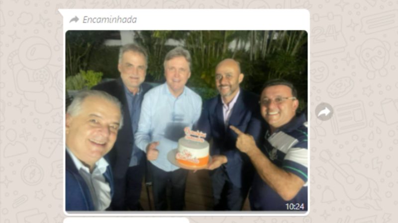 D&aacute;rio Berger, irm&atilde;o Djalma e Juliano Campos entre os presentes na foto que circula nos aplicativos de mensagem – Foto: Reprodu&ccedil;&atilde;o/ND