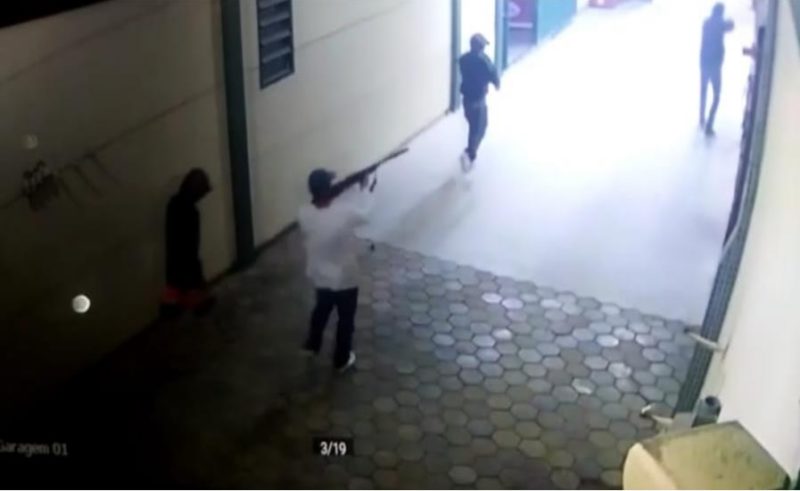 Vídeo mostra momento que criminosos invadem a empresa