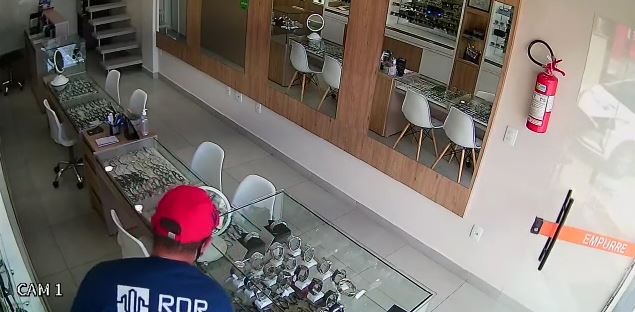 Assaltantes renderam dois funcion&aacute;rios e roubaram joias, rel&oacute;gios e dinheiro de &oacute;tica nos Ingleses – Foto: Reprodu&ccedil;&atilde;o/ND