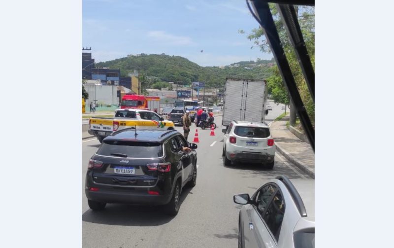 SC-401 ficou parcialmente fechada at&eacute; o atendimento m&eacute;dico de um motociclista ap&oacute;s colis&atilde;o na manh&atilde; desta segunda-feira&nbsp; – Foto: PMRv/Divulga&ccedil;&atilde;o/ND