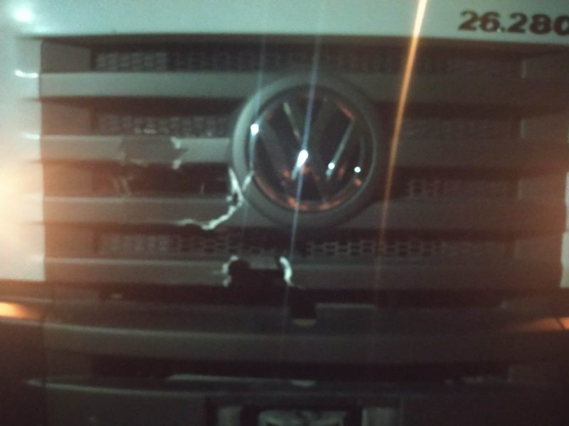 Marcas no caminh&atilde;o da batida com o pedestre na rodovia BR-101 em Araquari – Foto: Divulga&ccedil;&atilde;o / PRF