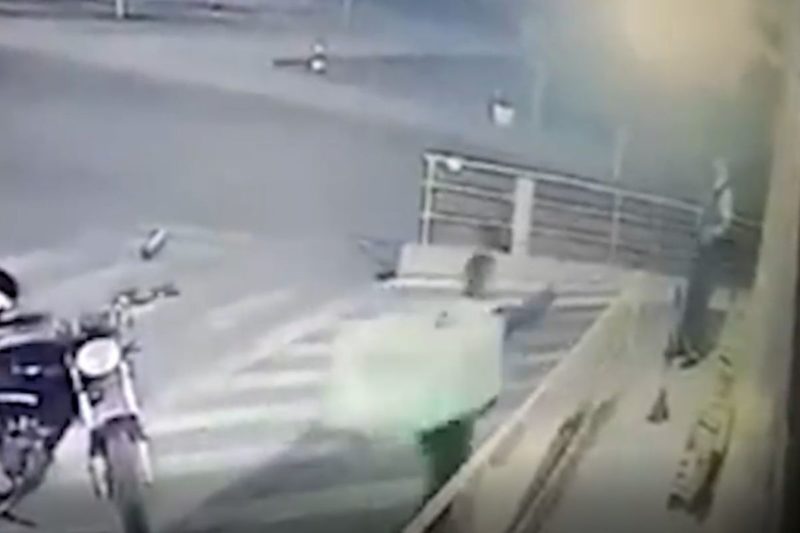 Homem chegou &agrave; empresa de moto e tentou roubar vigilante – Foto: Reprodu&ccedil;&atilde;o/Internet